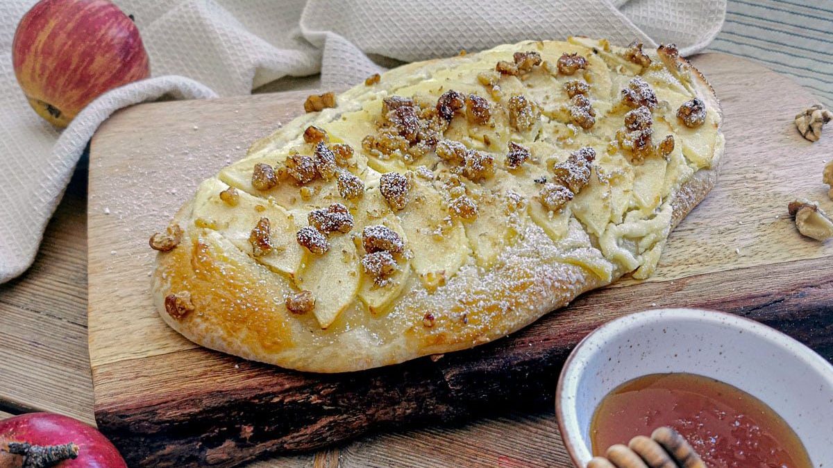 Süße Apfel-Dinnete mit Schmand & Walnüssen | Rezept