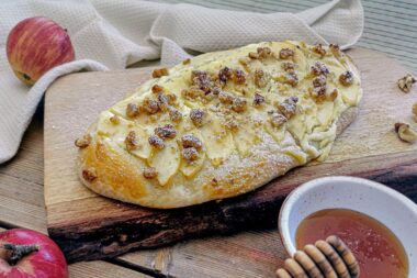 Dinnete mit Apfel und Walnüssen