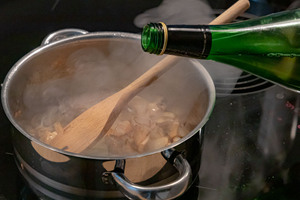 Käsespätzle Sauce ablöschen