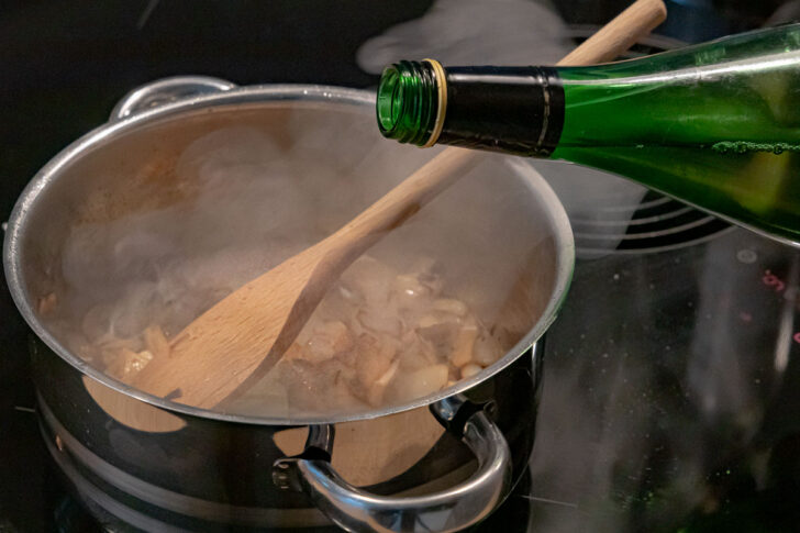 Käsespätzle Sauce ablöschen
