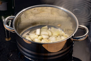 Käsesauce für Spätzle zubereiten