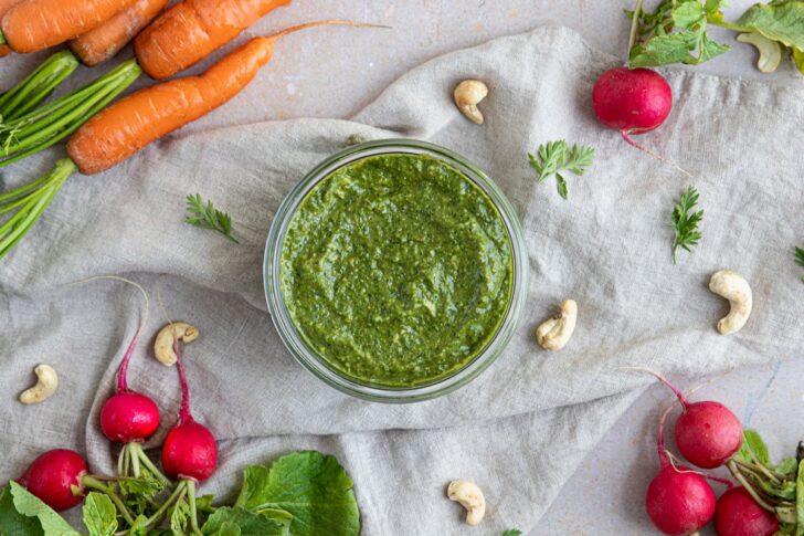 Möhrengrünpesto mit Radieschengrün