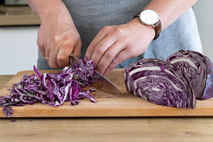 Rotkohl fein schneiden