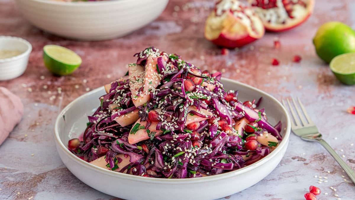 Fruchtiger Rotkohlsalat mit Apfel & Limette | Rezept - eat.de