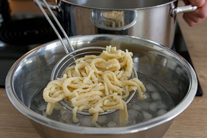 Spätzle ein Eiswasser abschrecken