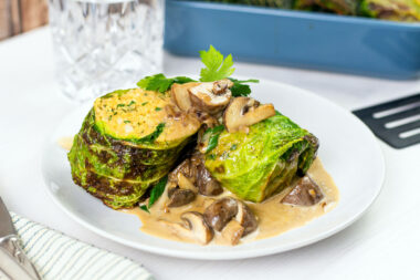 Vegetarische Wirsingroulade mit Couscous