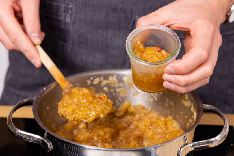 Apfelchutney abfüllen