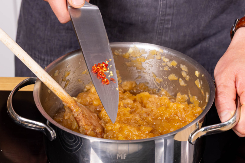 Chili zum Apfelchutney geben