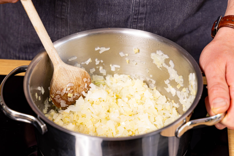 Zwiebel und Ingwer anschiwtzen