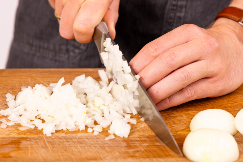 Zwiebel schälen und in kleine Würfel schneiden