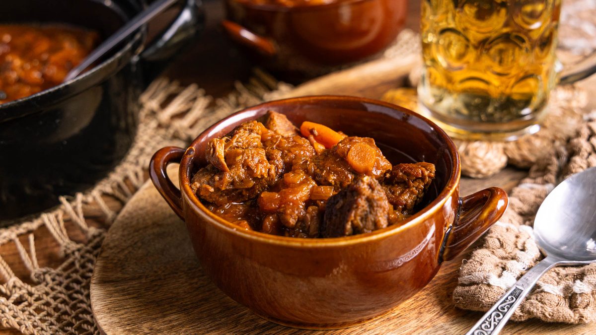 Das beste Biergulasch butterzart geschmort mit Gelinggarantie