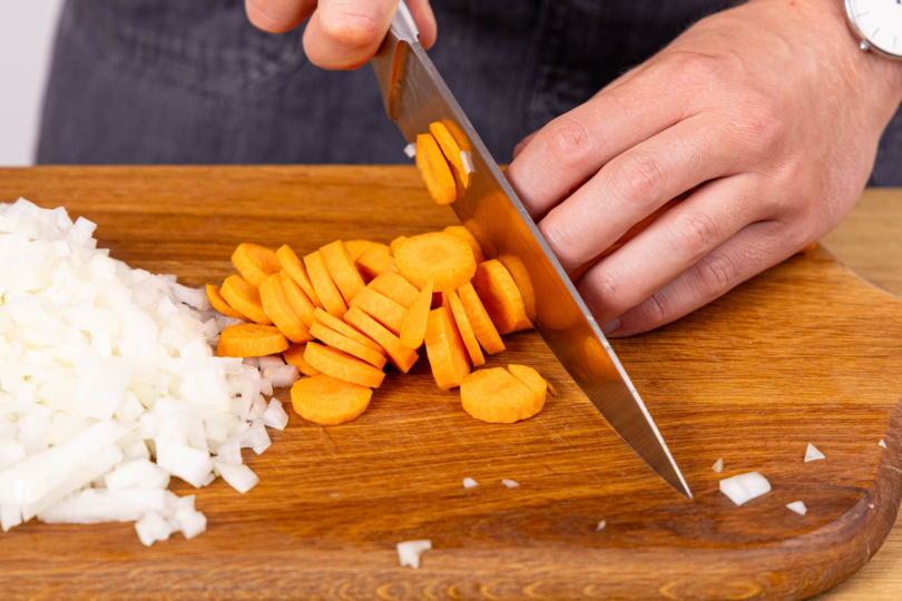 Gemüse schälen und klein schneiden