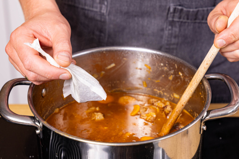 Gewürze im Teebeutel in die Sauce geben