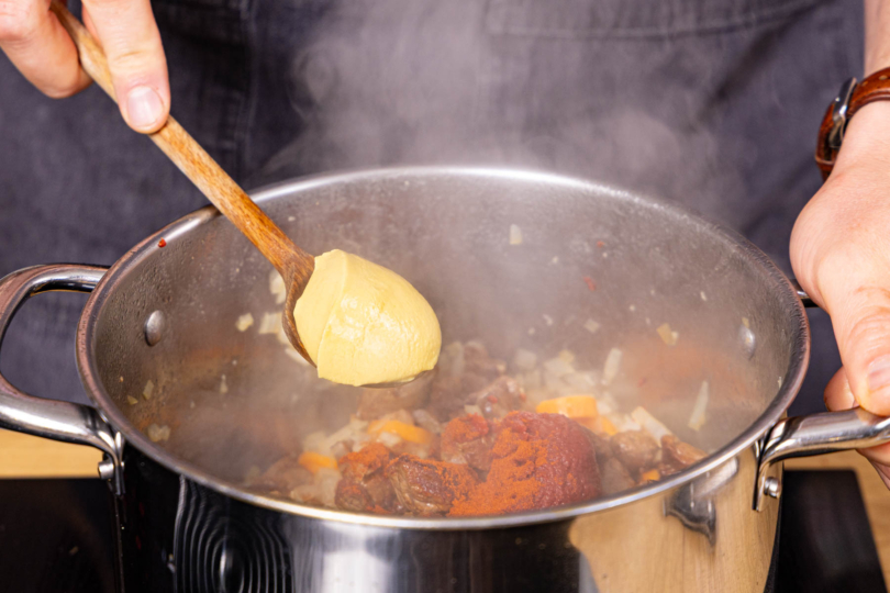 Gewürze und Senf dazugeben