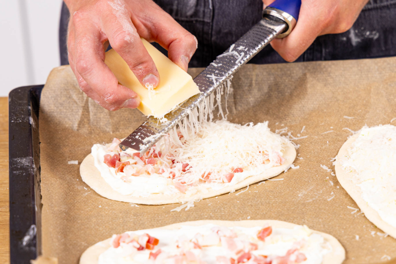 Käse über die Dinnete reiben