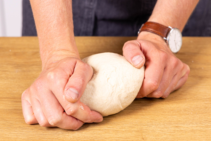 Teig mit der Hand nachkneten