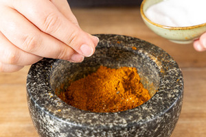 indisches Curry-Gewürz salzen