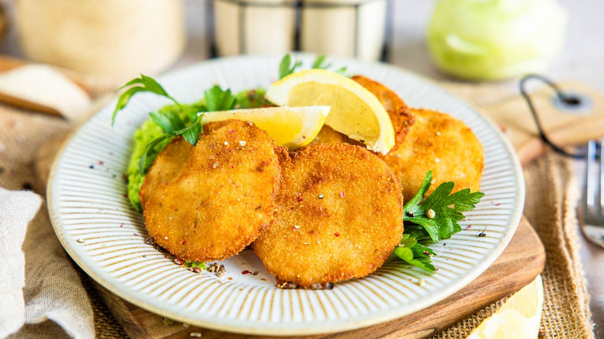 Knusprig panierte Kohlrabischnitzel | Rezept - eat.de