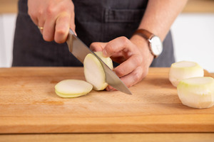 Kohlrabi in Scheiben schneiden