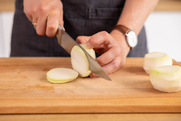 Kohlrabi in Scheiben schneiden