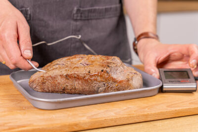 Fleischthermometer ins Fleisch stecken