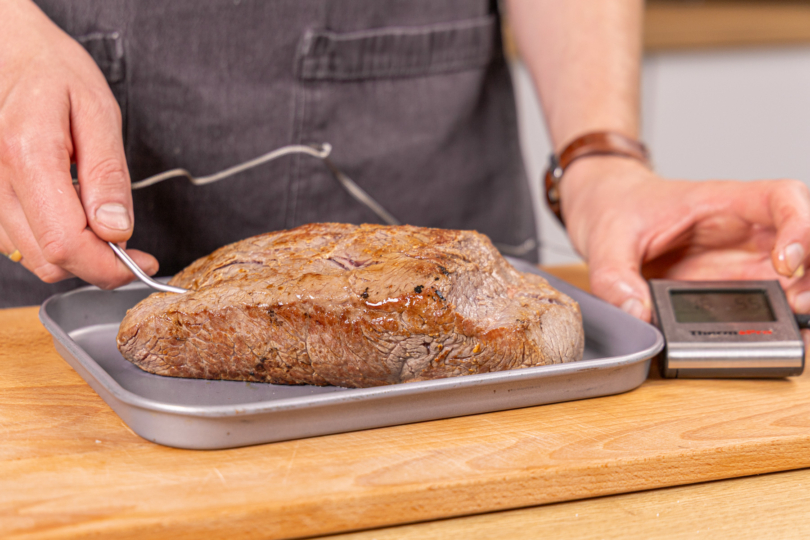 Fleischthermometer ins Fleisch stecken