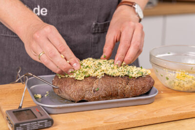 Kräuterkruste auf dem Roastbeef verteilen