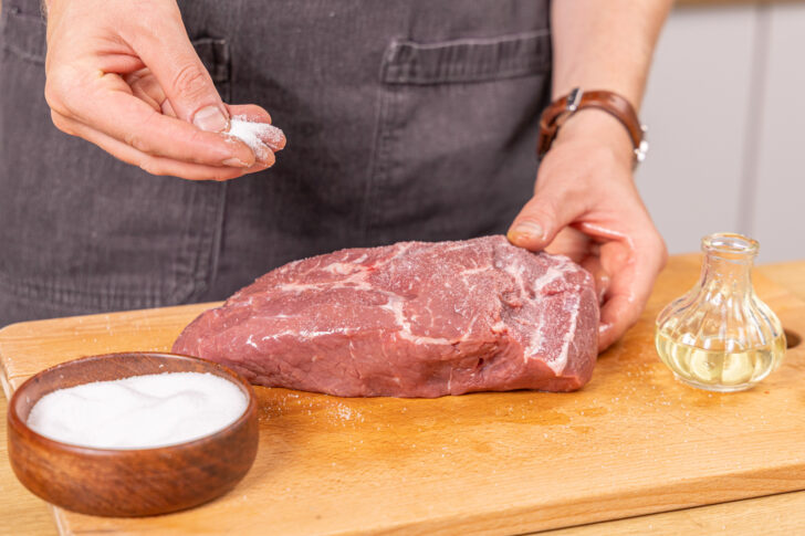 Roastbeef einölen und würzen