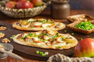 Dinnete mit Apfel und Ziegenkäse