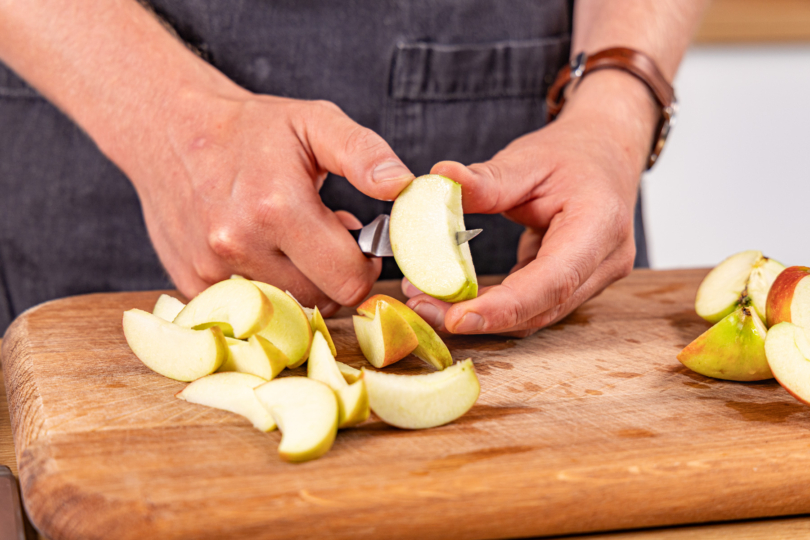 Apfel in Spalten schneiden