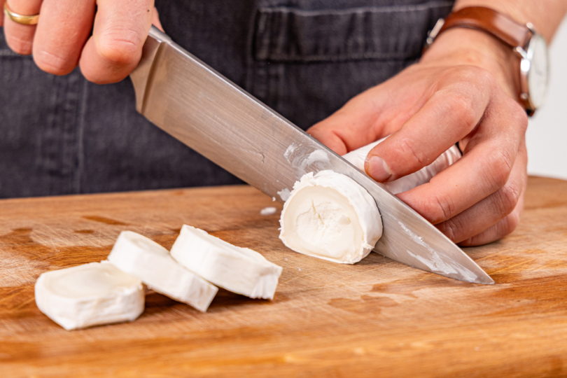 Ziegenkäse in Scheiben schneiden