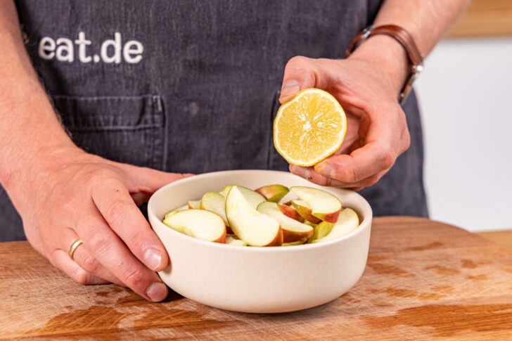 Apfelspalten mit Zitronensaft beträufeln