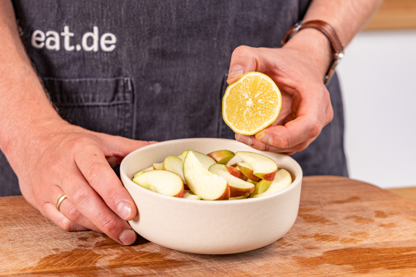 Apfelspalten mit Zitronensaft beträufeln