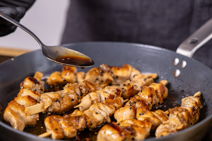 beim Braten mit übriger Marinade übergießen