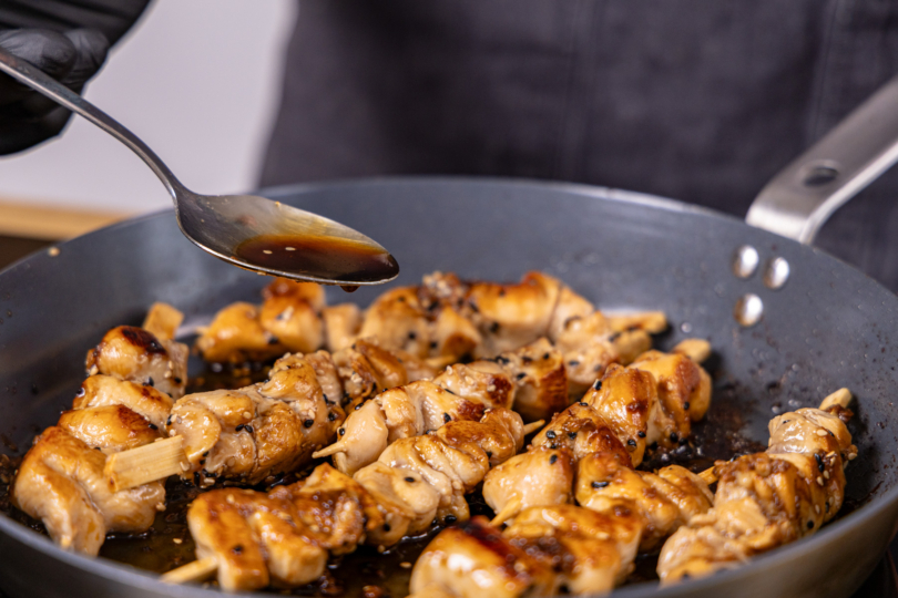 beim Braten mit übriger Marinade übergießen