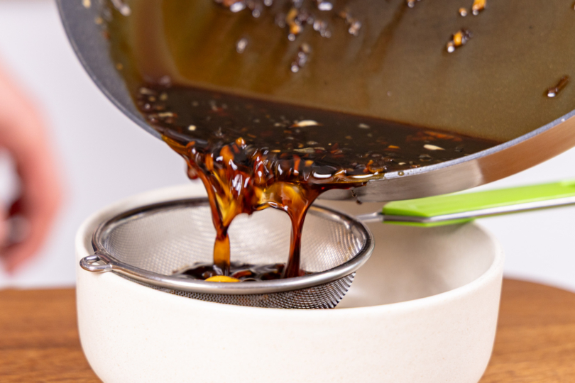 Marinade durch ein Sieb gießen