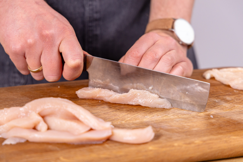 Hähnchenfleisch schneiden