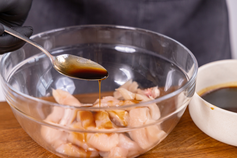 Hähnchenfleisch marinieren