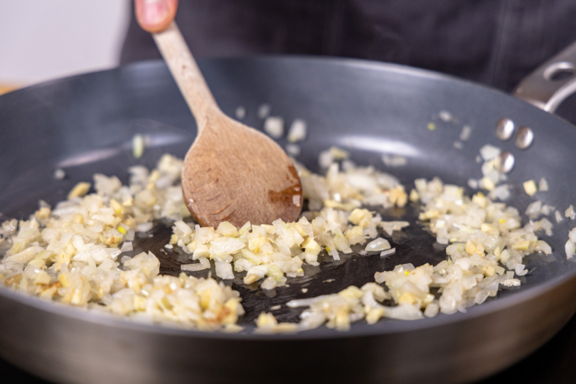 Knoblauch & Zwiebel anbraten