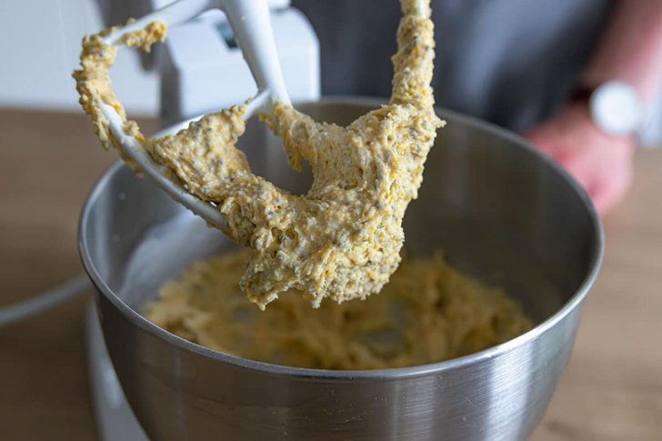 Spätzleteig mit den Knethaken kneten