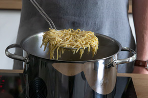 glutenfreie Spätzle abschöpfen