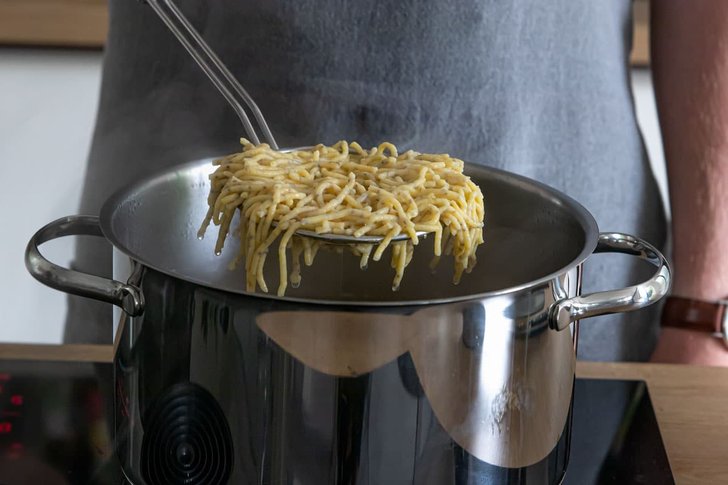 glutenfreie Spätzle abschöpfen
