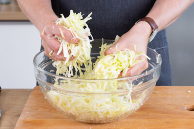 Weißkraut kneten