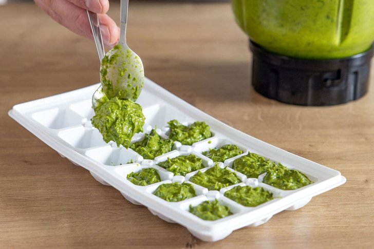 Bärlauchpesto in Eiswürfelformen einfrieren