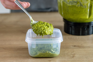 Bärlauchpesto in Tupperdose einfrieren