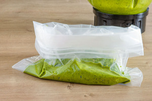 Bärlauchpesto in Gefrierbeutel einfrieren