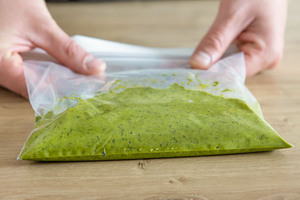 Bärlauchpesto in Gefrierbeutel einfrieren