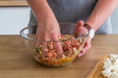 Hackfleisch vermengen