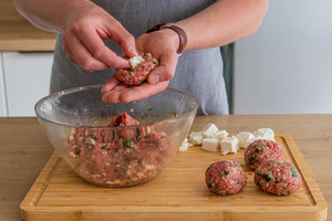 Bifteki mit Feta füllen