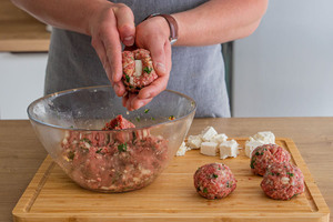 Bifteki mit Feta füllen